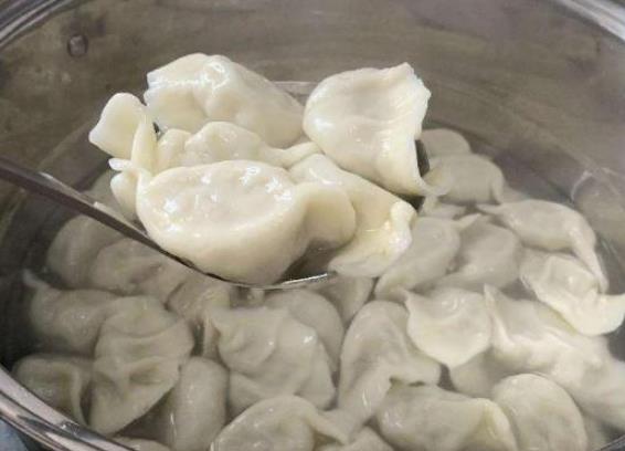 夢見煮水餃 做夢夢見煮水餃?zhǔn)鞘裁搭A(yù)兆 夢見煮水餃好不好