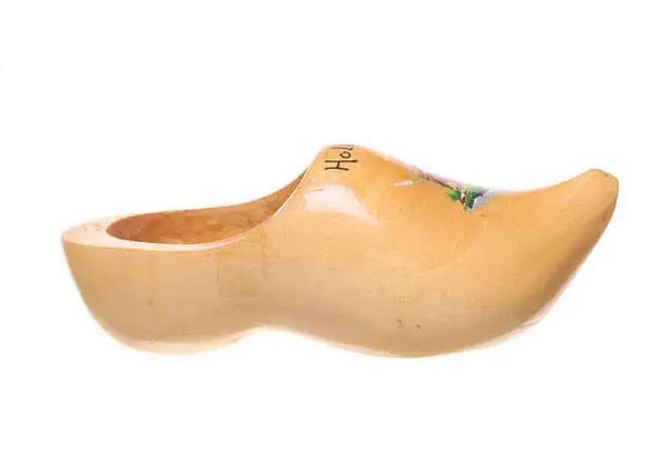 夢(mèng)見木鞋 做夢(mèng)夢(mèng)見木鞋是什么預(yù)兆 夢(mèng)見木鞋好不好
